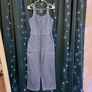 I am selling this Jumper because it doesn’t fit me anymore.